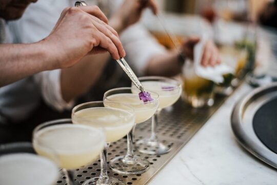 Jak zorganizować cocktail party? Pomysły i inspiracje